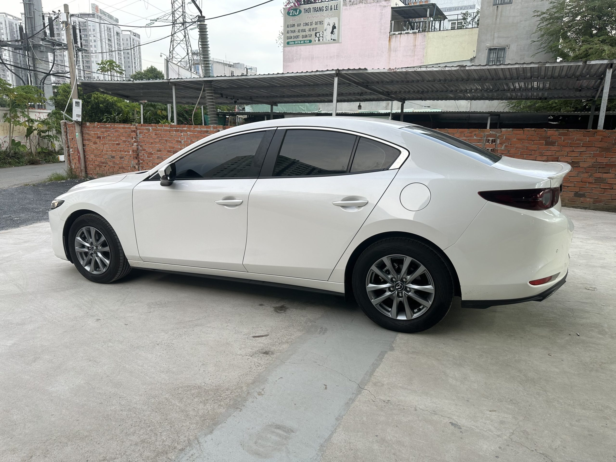 những hình ảnh dán phim cách nhiệt cho Mazda3 tại cửa hàng AUTO66